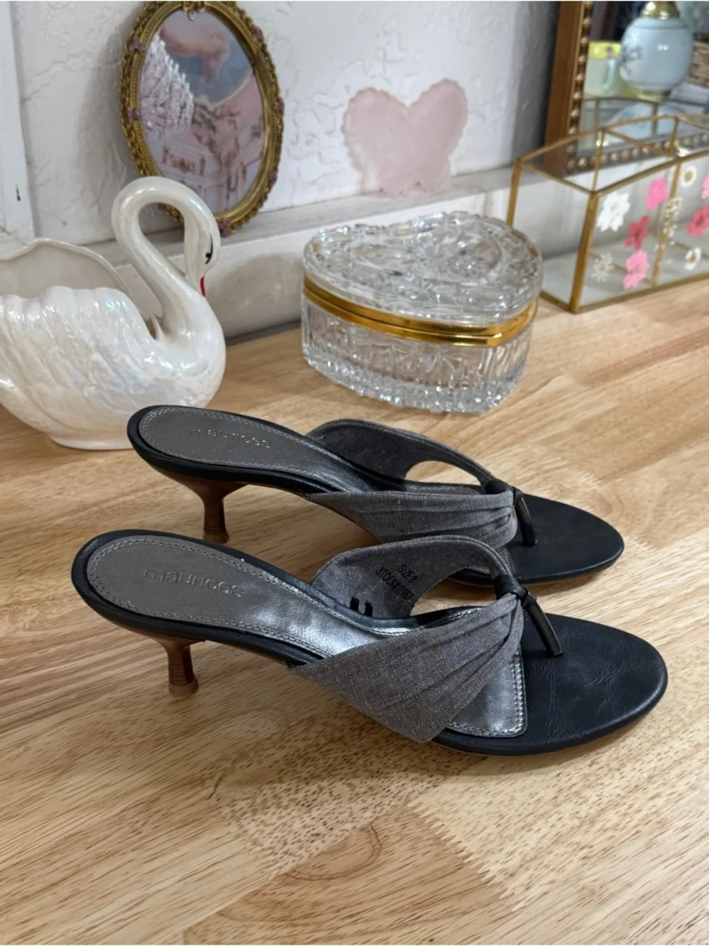 Vintage Y2K Gray Slip On Thong Kitten Heel Sandals Pumps Size 8 #Summer
#Y2K - Picture 10 of 14